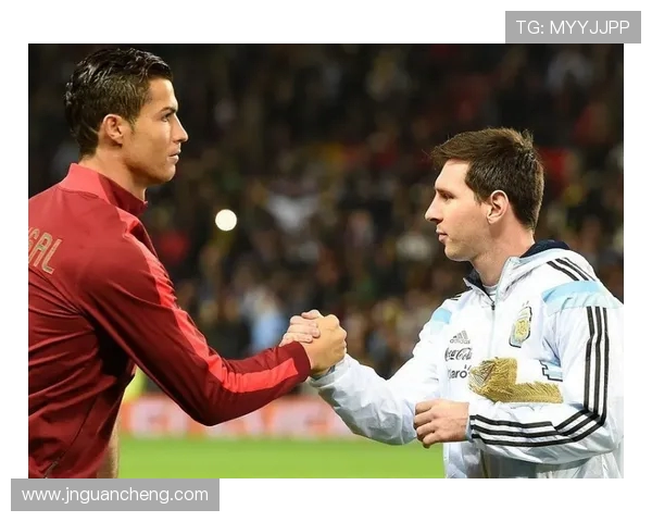 《聚焦足球巨星：从梅西到C罗的传奇之路与辉煌瞬间》